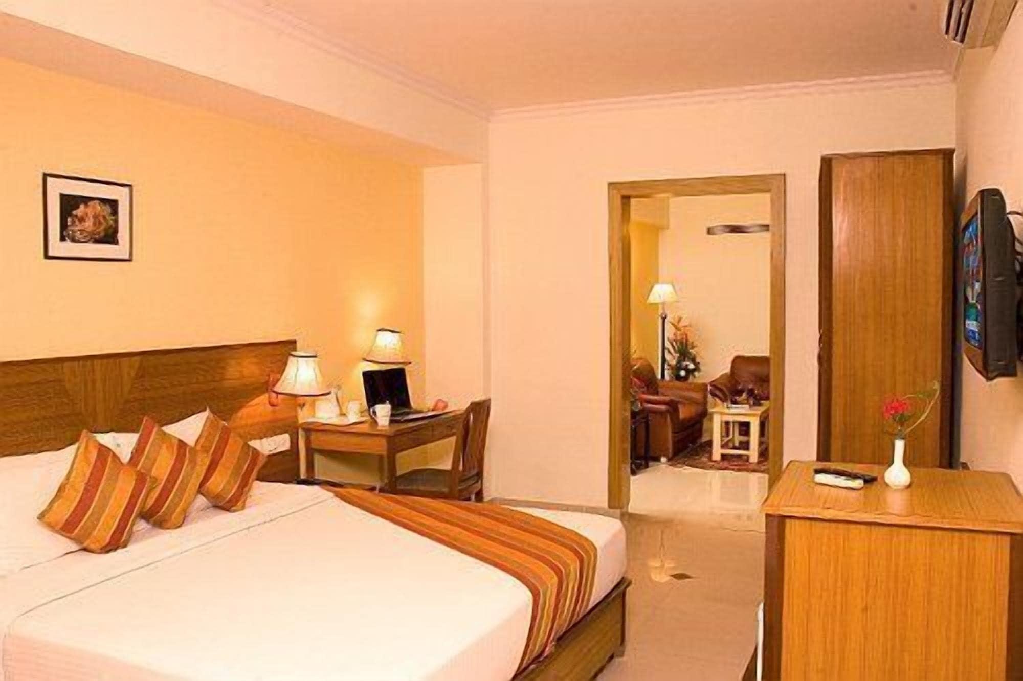 Ramanashree Brunton Hotel Бангалор Екстериор снимка